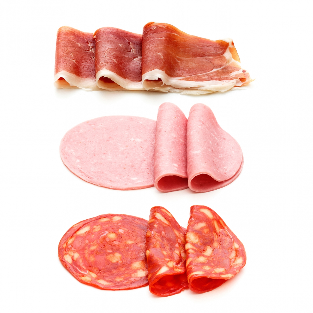 Imagen en la que se ven tres clases de embutidos: jamón, mortadela y chorizo