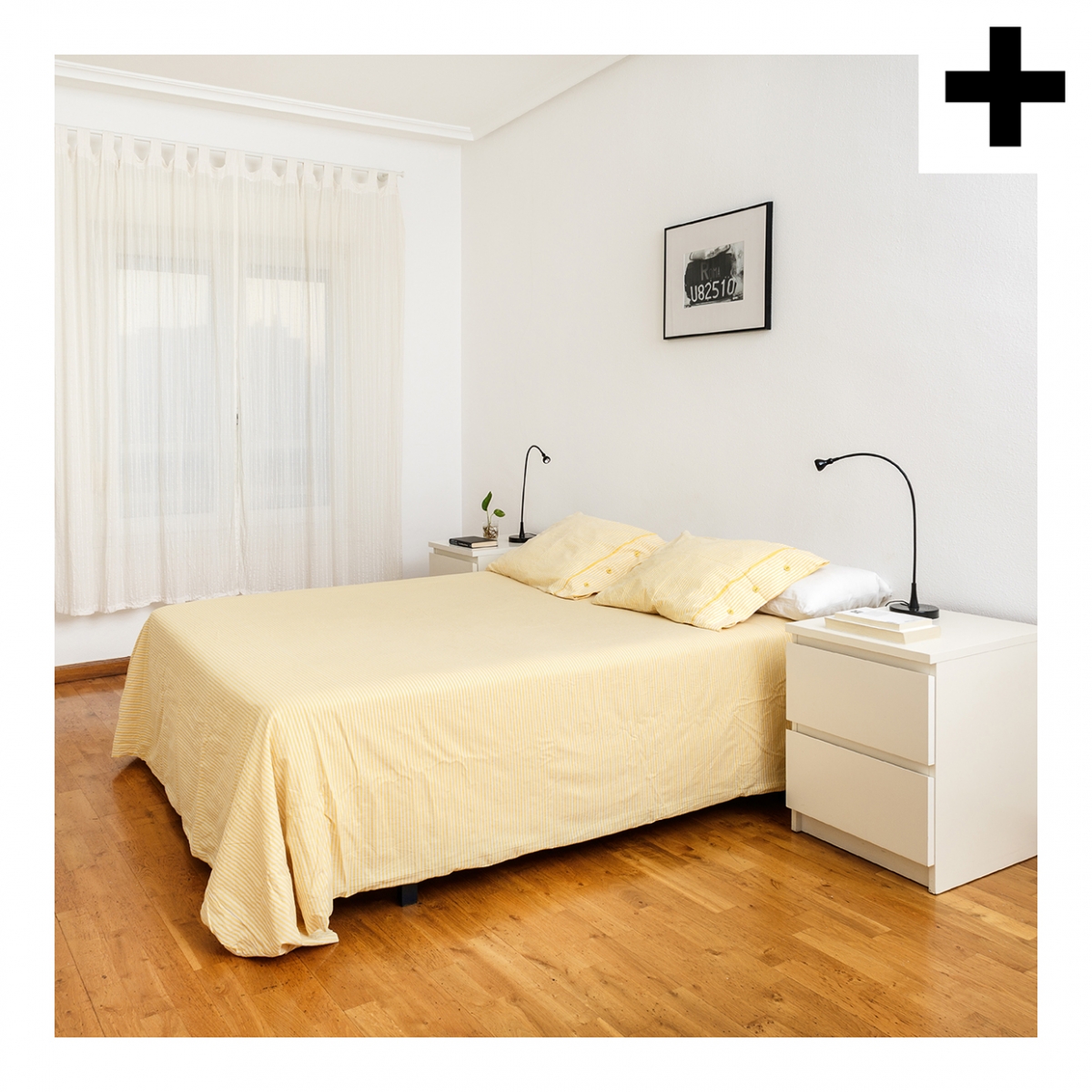 Imagen en la que se ve un dormitorio con cama de matrimonio