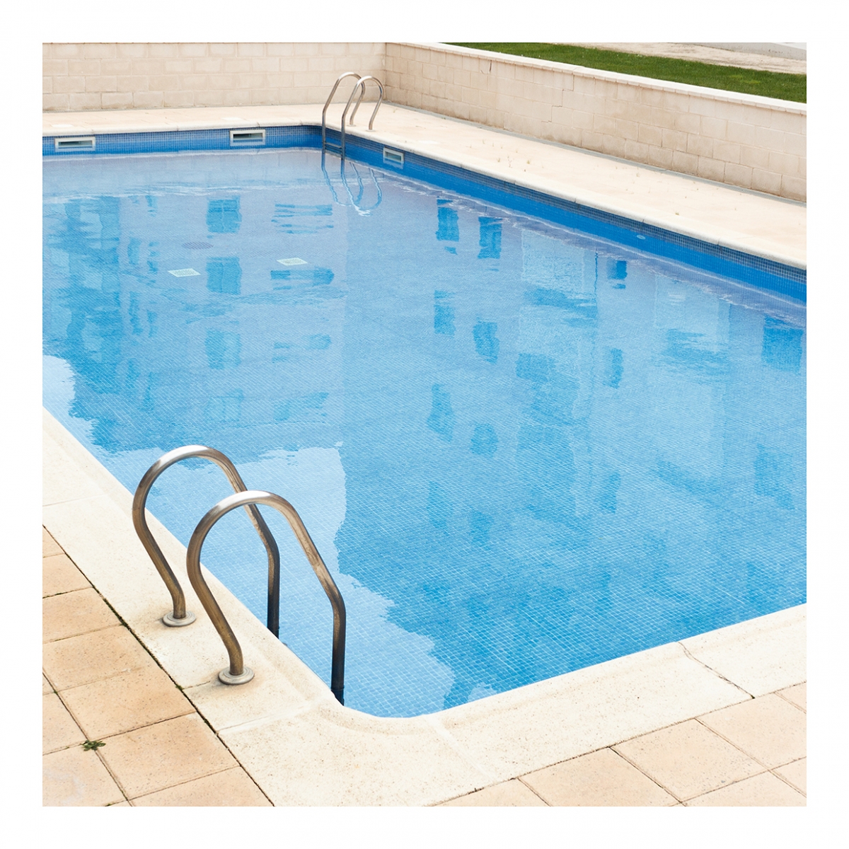 Imagen en la que se ve una piscina exterior