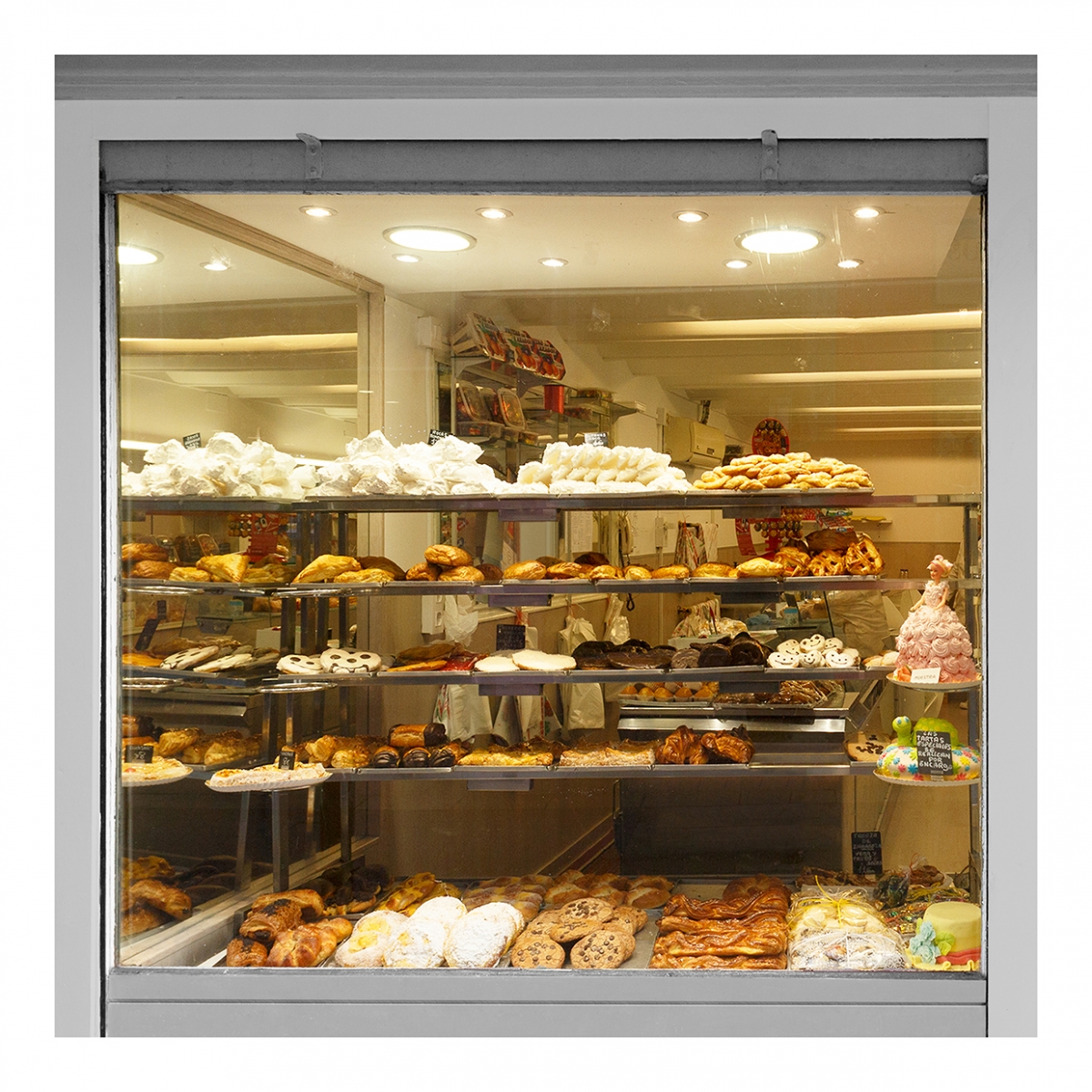 Imagen en la que se ve el escaparate de una pastelería