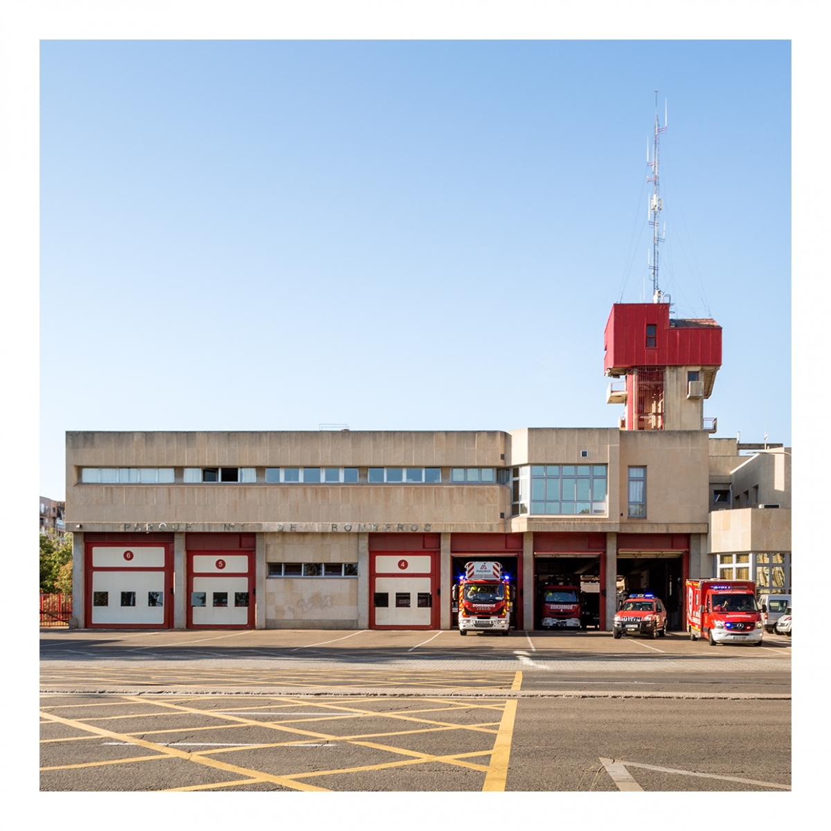 Imagen en la que se ve un parque de bomberos