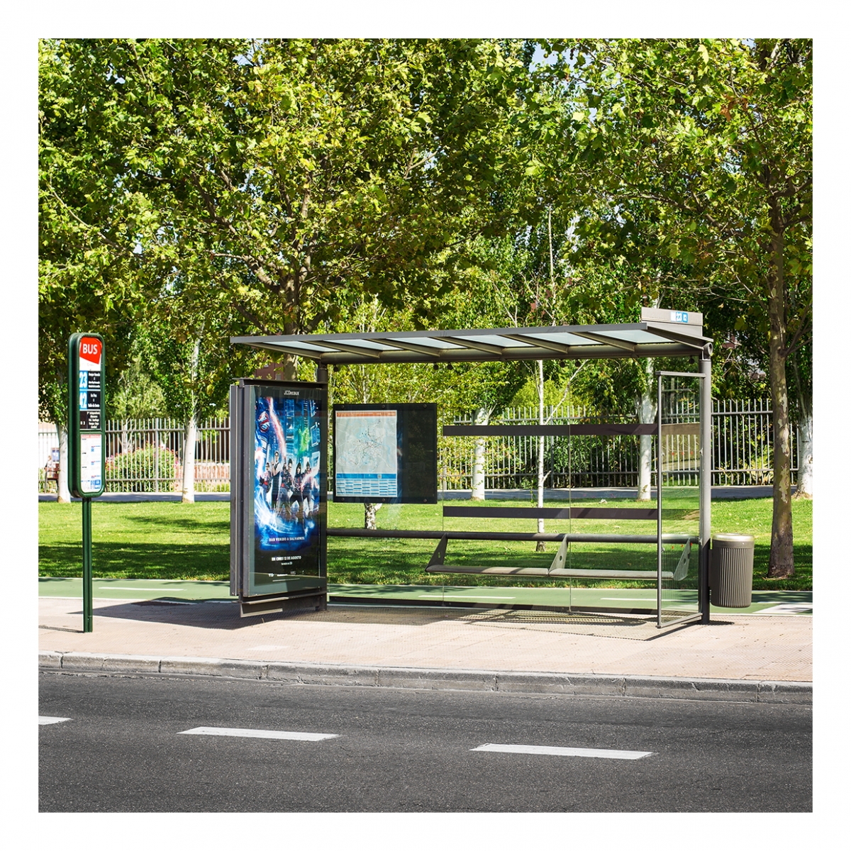 Imagen en que se ve una parada de autobús