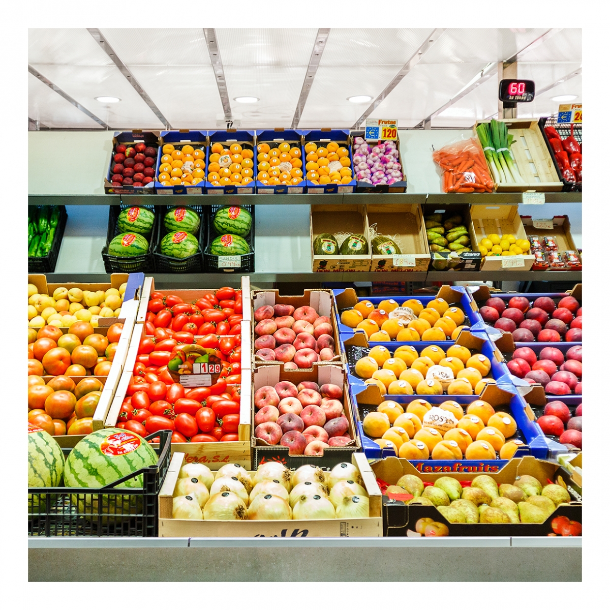 Imagen en la que se ve un puesto de frutería