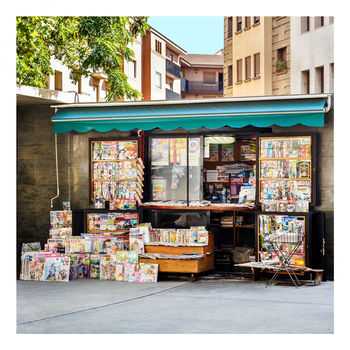 Imagen en la que se ve un quiosco de calle