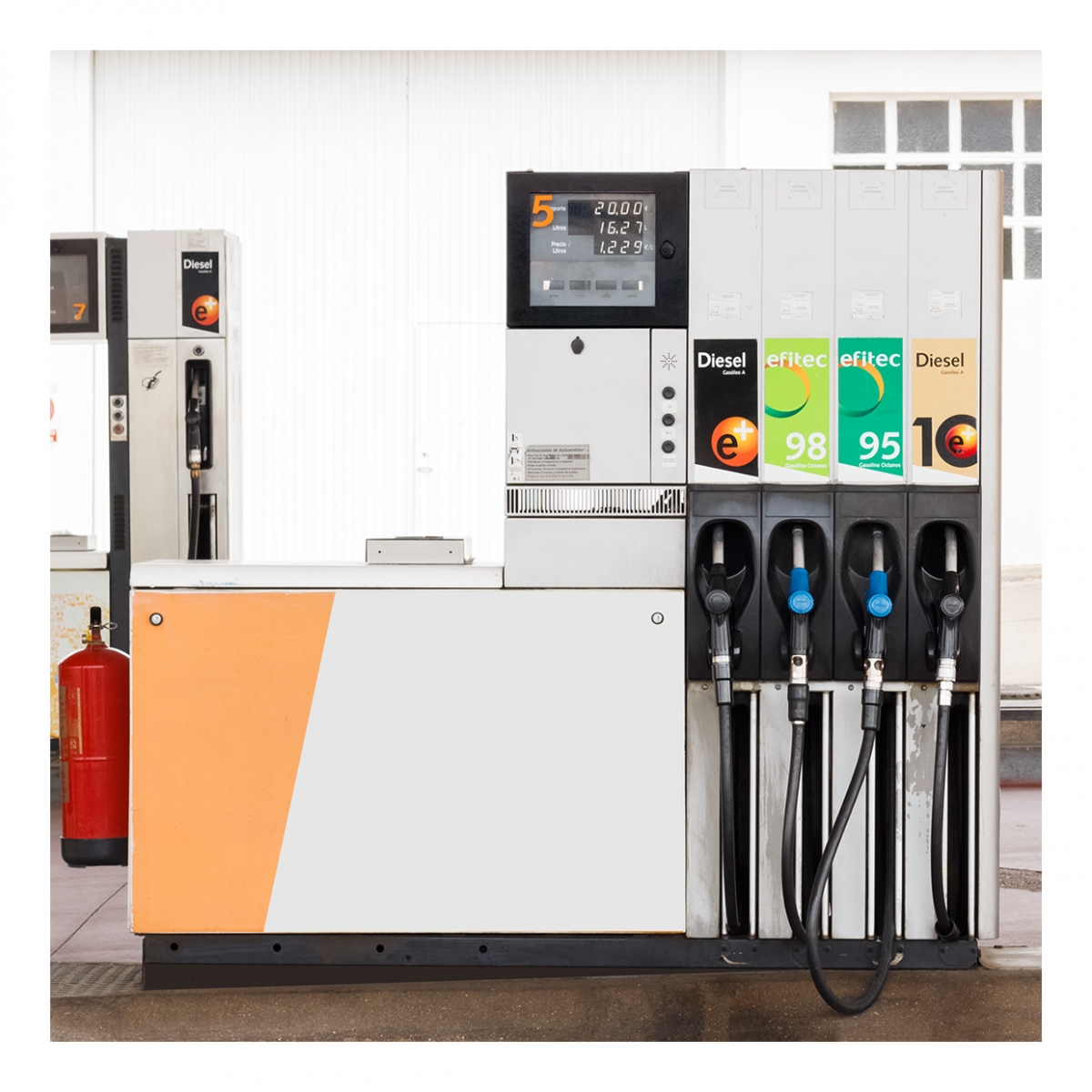 Imagen en la que se ve una gasolinera