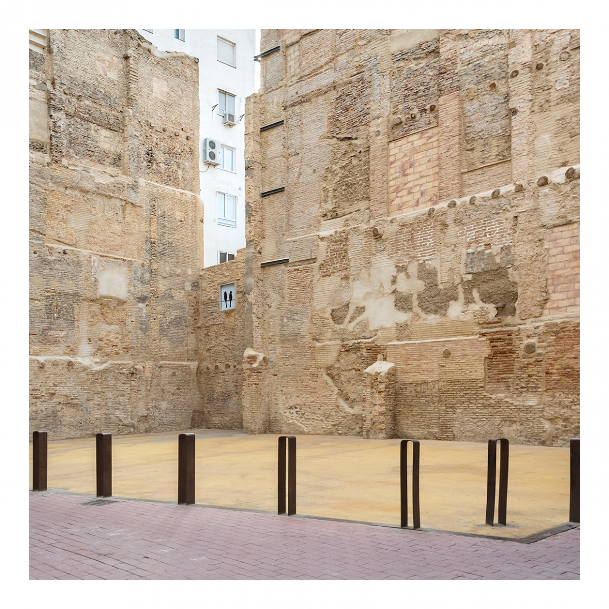 Imagen en la que se ve un solar entre edificios