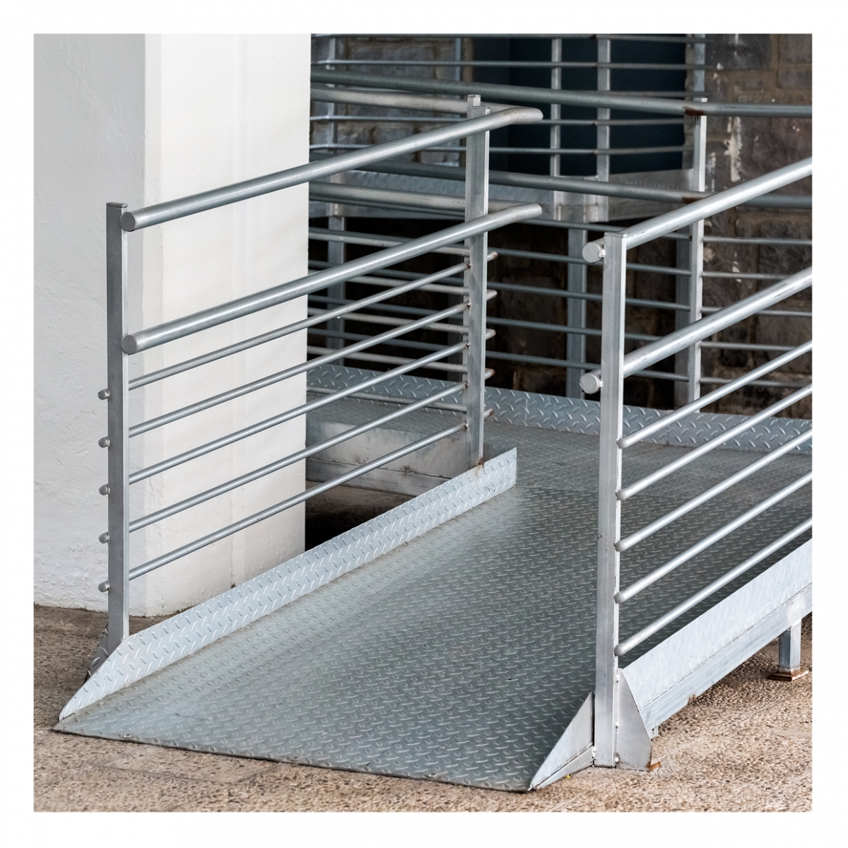 Imagen en la que se ve una rampa