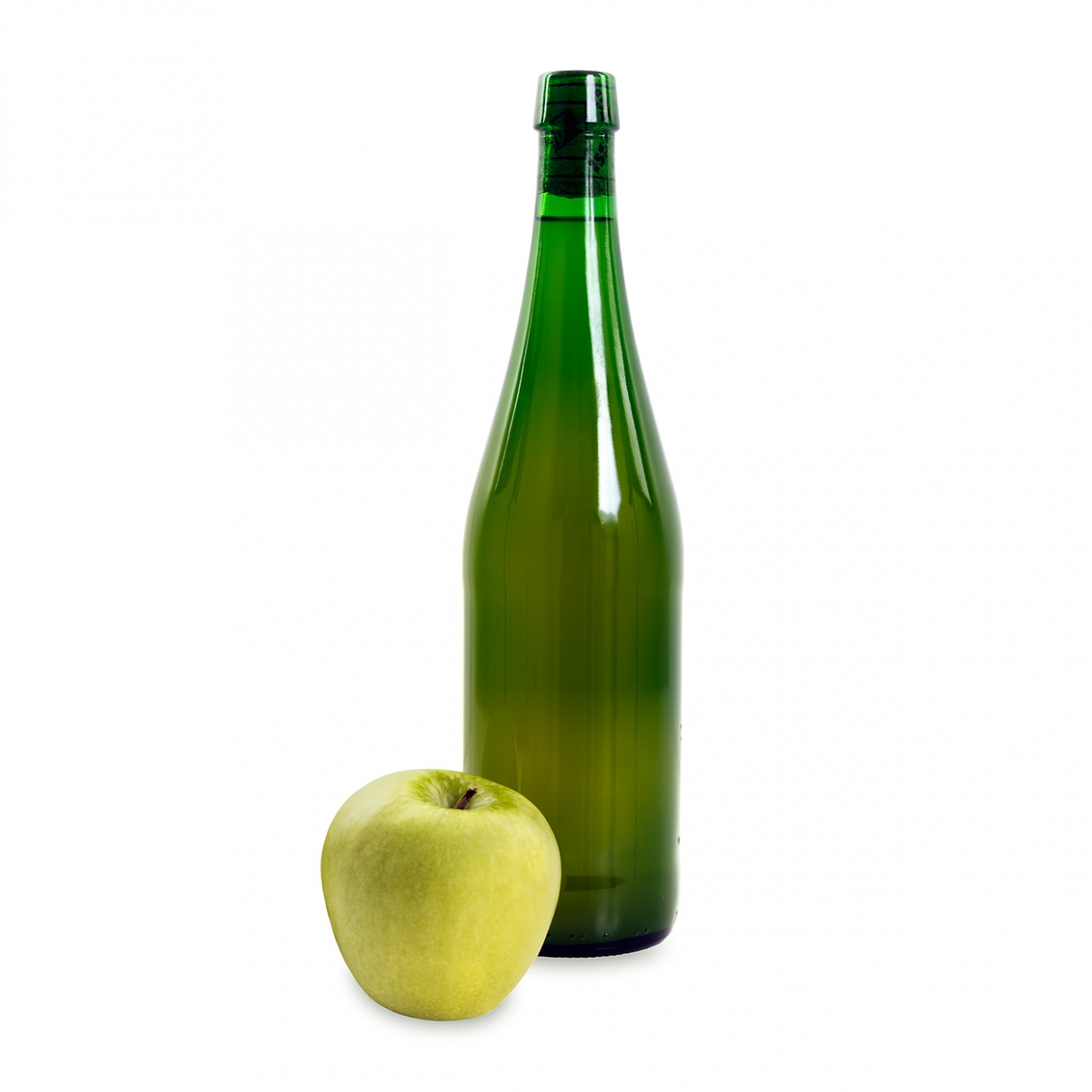 Imagen en la que se ve una botella de sidra con una manzana delante