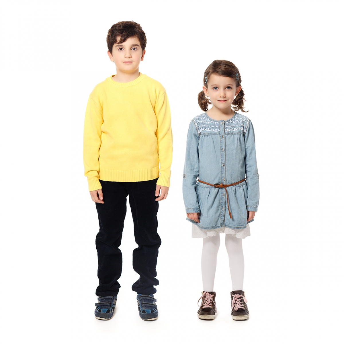 Imagen en la que se ven un niño y una niña pequeños de cuerpo entero