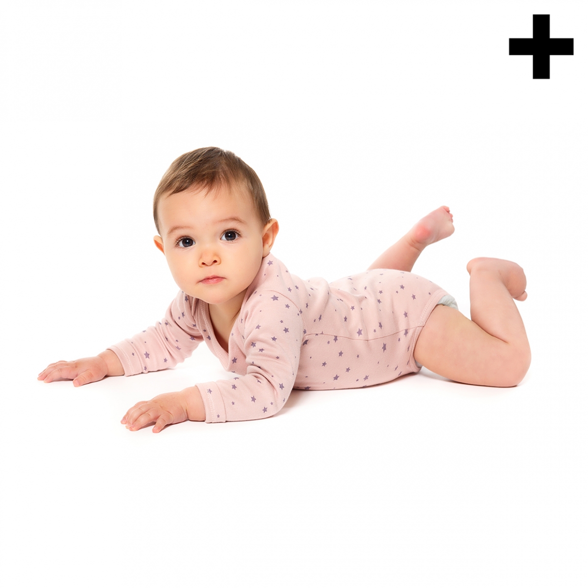 Imagen en la que se ve un bebé tumbado en el suelo