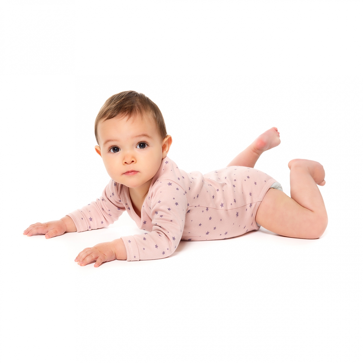 Imagen en la que se ve un bebé tumbado en el suelo