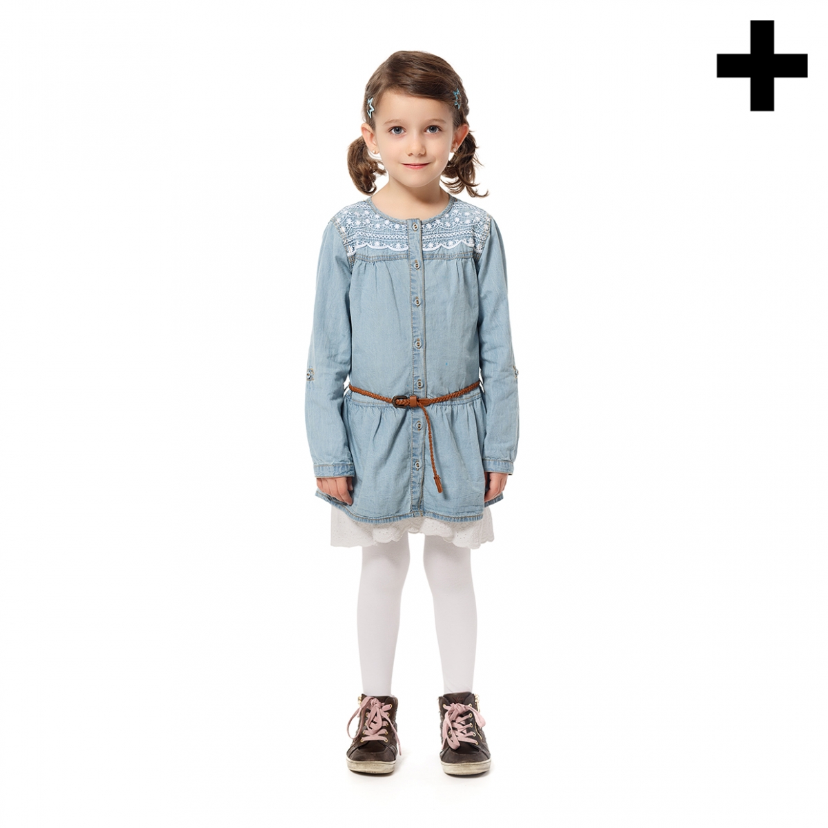 Imagen en la que se ve una niña de cuerpo entero