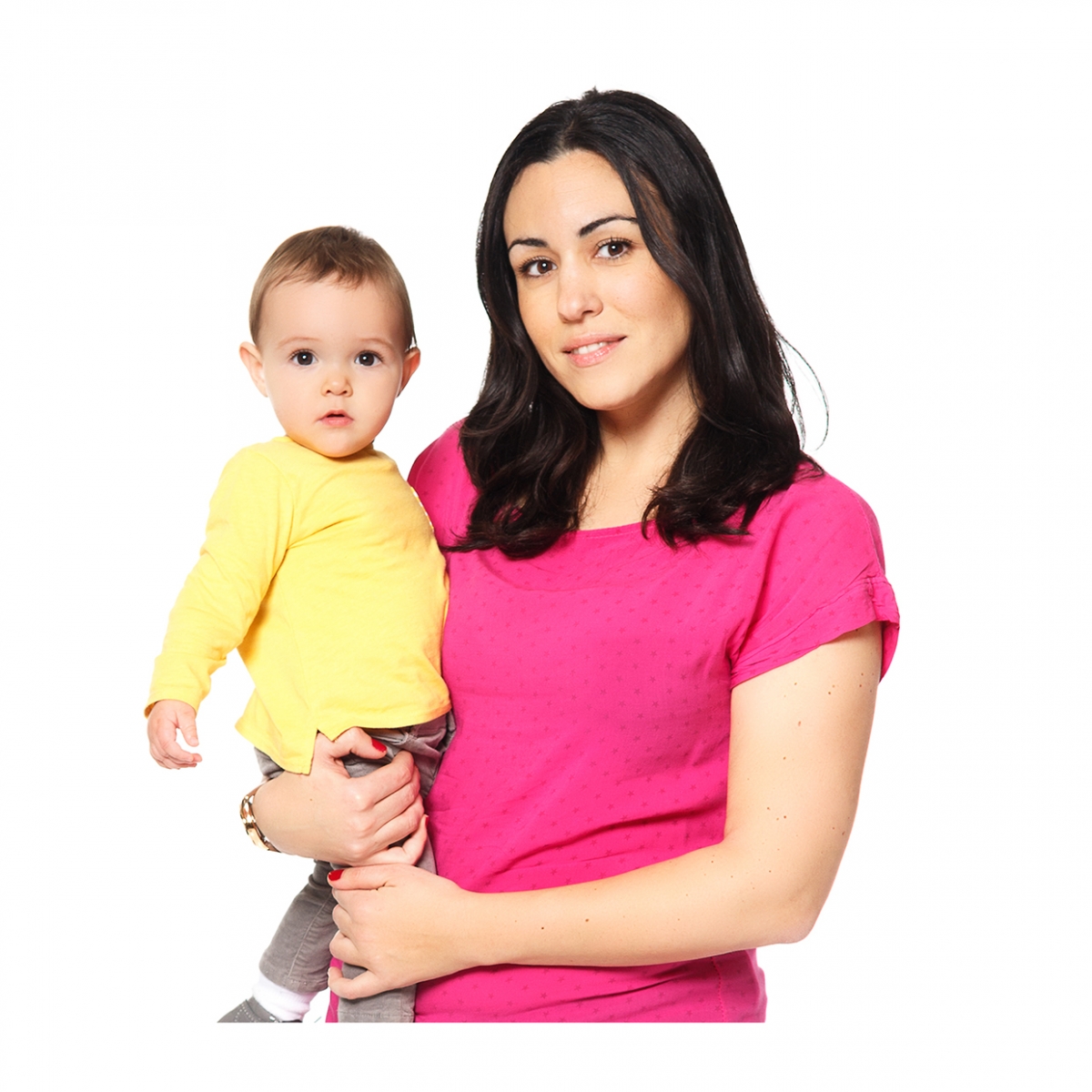 Imagen en la que se ve una madre sosteniendo a su hijo en brazos en medio cuerpo