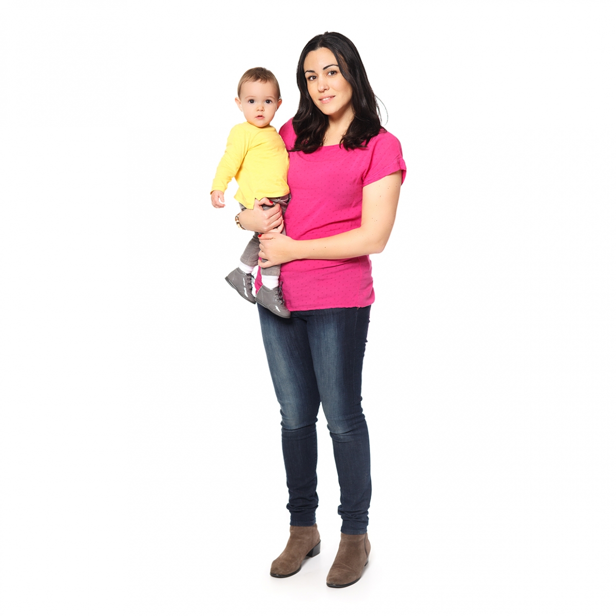 Imagen en la que se ve una madre sosteniendo a su hijo en brazos