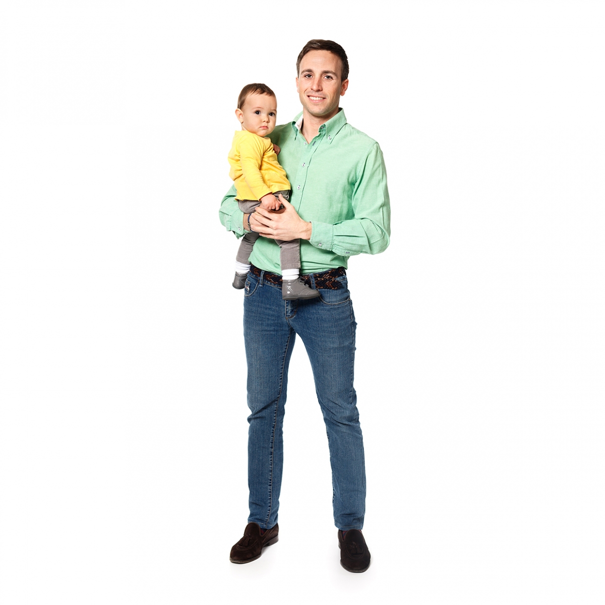 Imagen en la que se ve un padre sosteniendo a su hijo en brazos