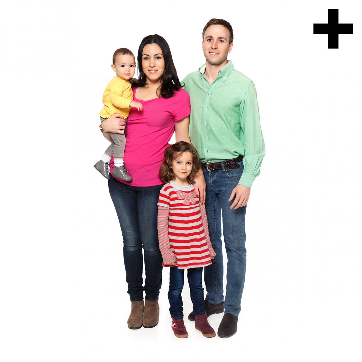 Imagen en la que se ve una familia compuesta por madre, padre, una hija y un hijo