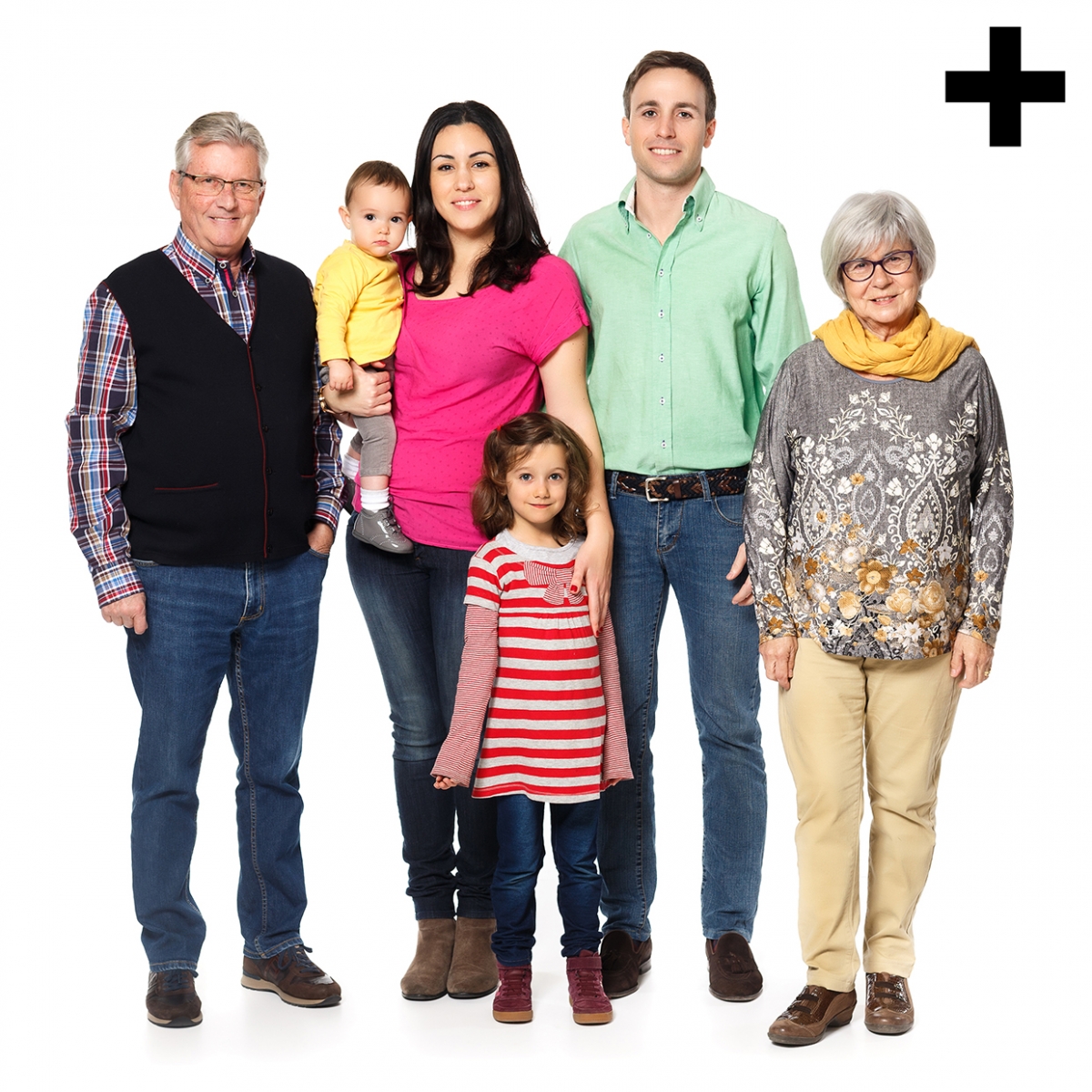 Imagen en la que se ve una familia compuesta por abuelo, abuela, madre, padre, una hija y un hijo