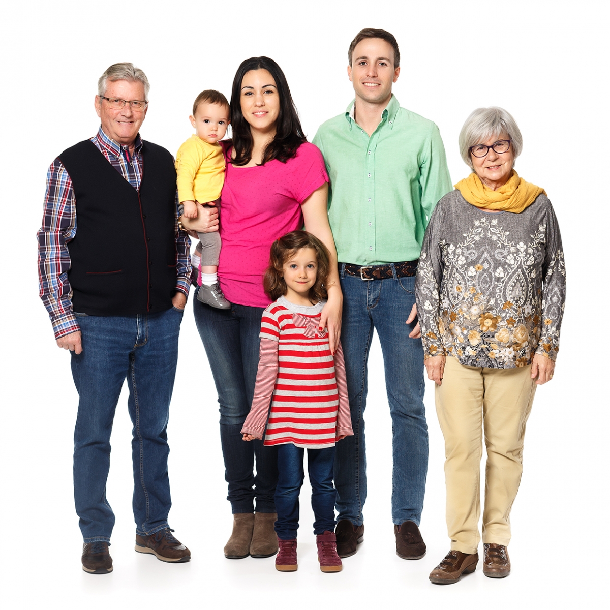 Imagen en la que se ve una familia compuesta por abuelo, abuela, madre, padre, una hija y un hijo