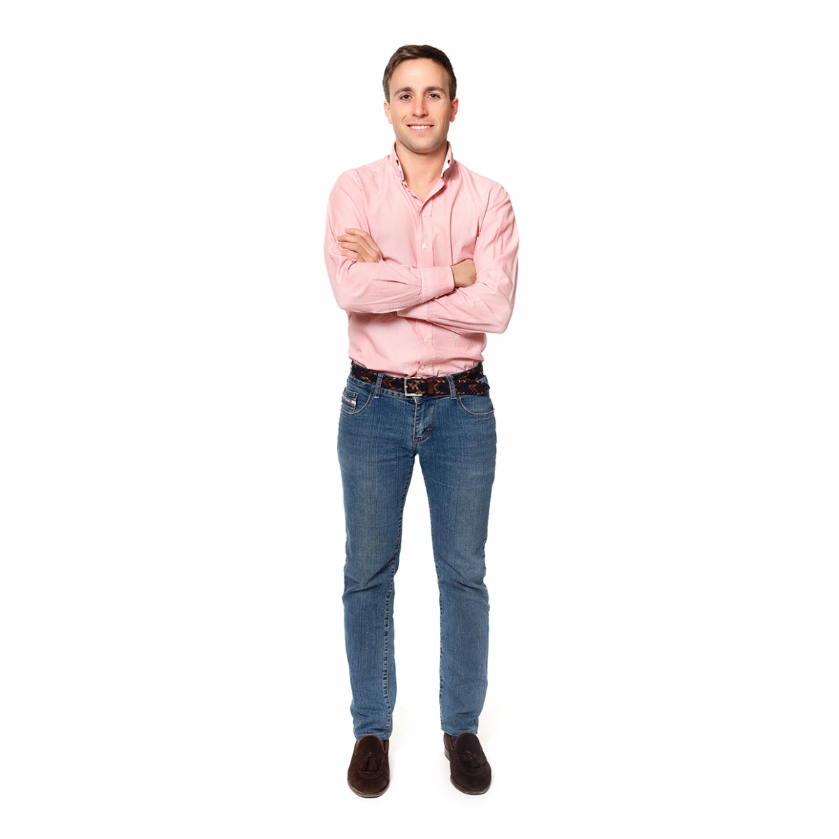 Imagen en la que se ve un hombre de cuerpo entero