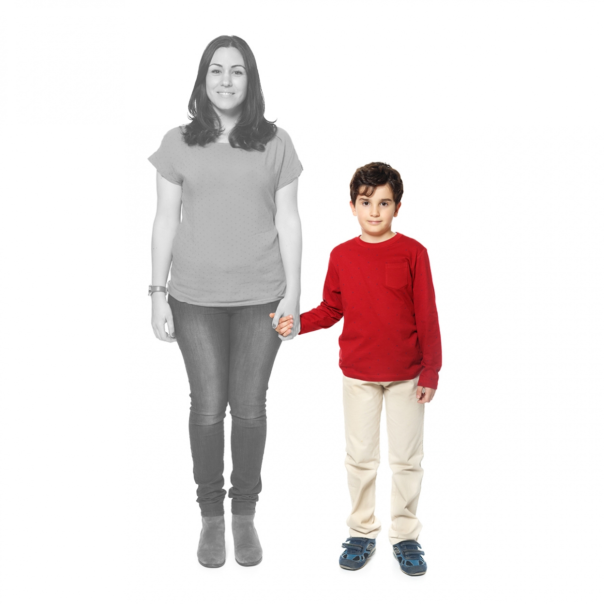 Imagen en la que se ve un hijo de la mano de su madre