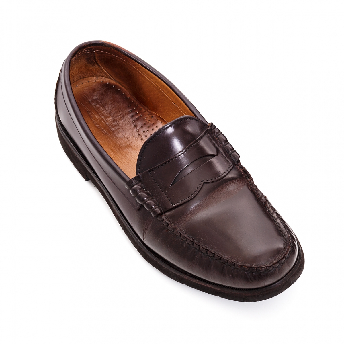 Imagen en la que se ve un zapato de hombre de color marrón