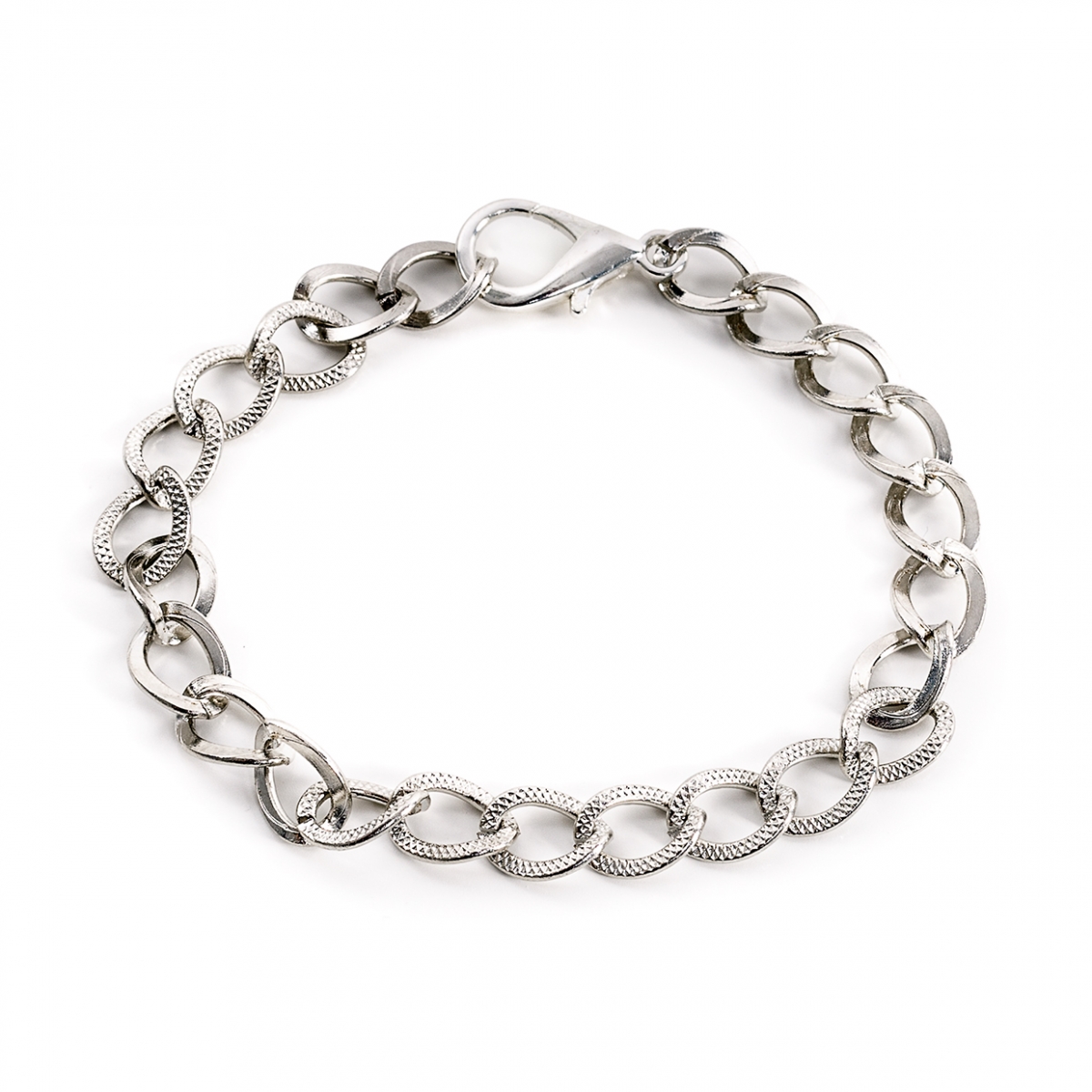 Imagen en la que se ve una pulsera de plata