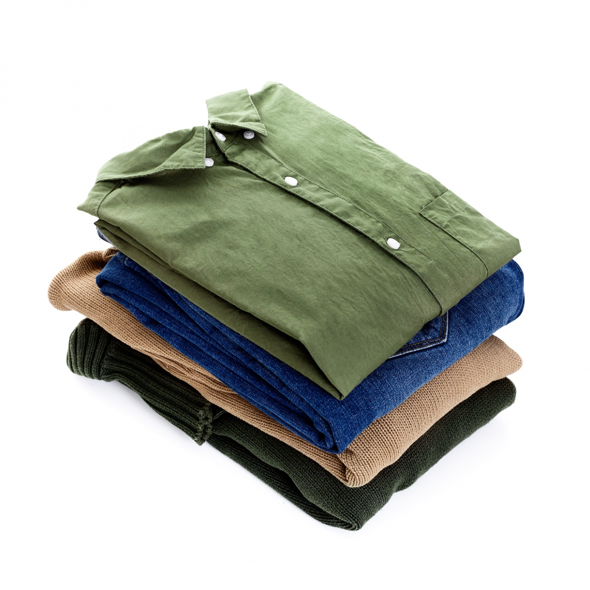 Imagen en la que se ve un montón de ropa doblada