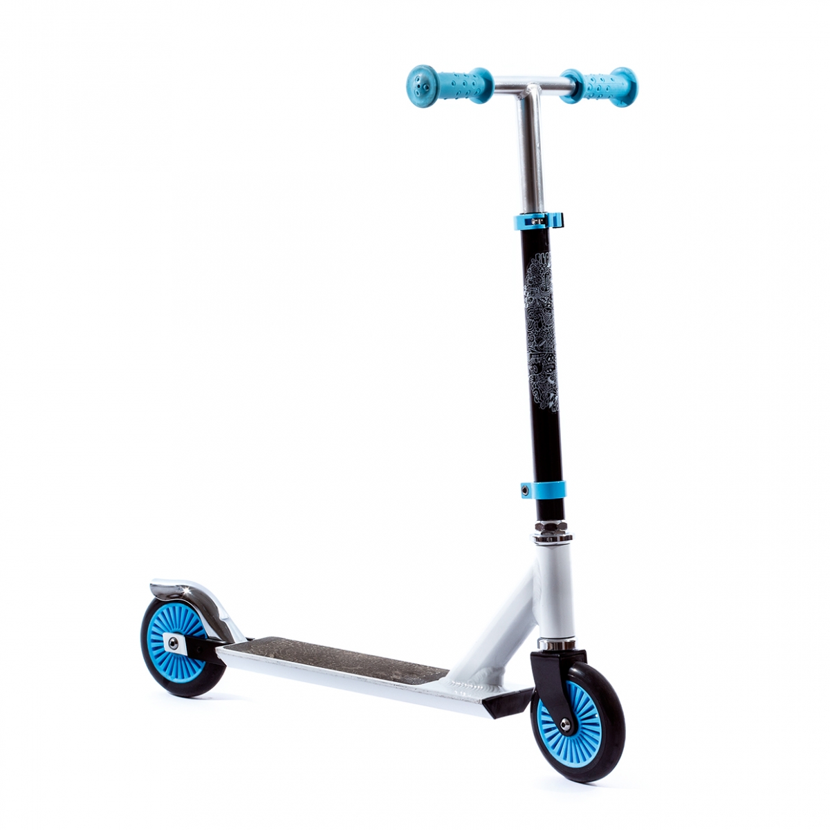 Imagen en la que se un patinete de dos ruedas con manillar