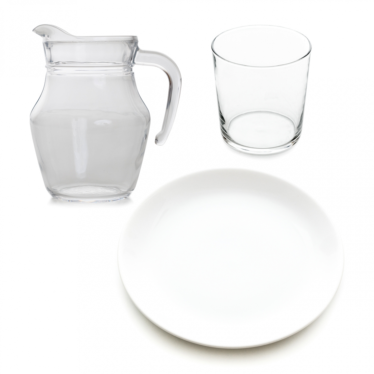Imagen en la que se ven tres elementos de una vajilla: un plato, una jarra y un vaso