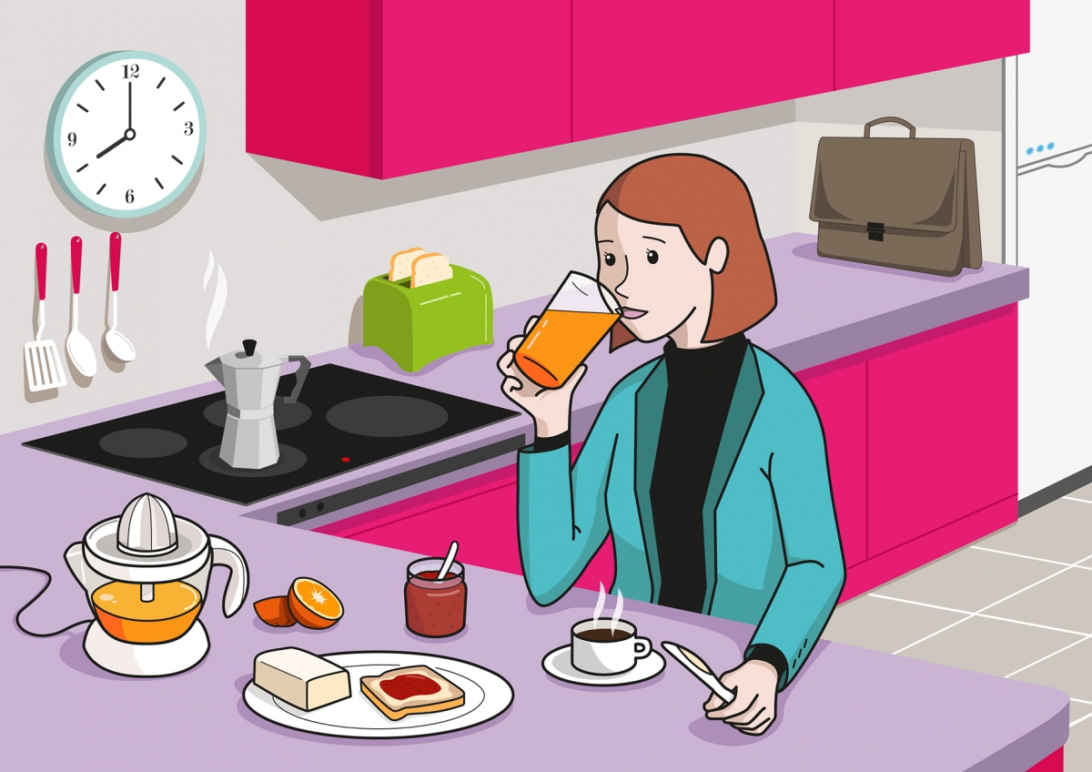 En la escena, se observa a una madre que está bebiendo un zumo de naranja en la cocina de la casa. Se puede ver también distintos alimentos, utensilios y electrodomésticos relacionados con la hora del desayuno.
