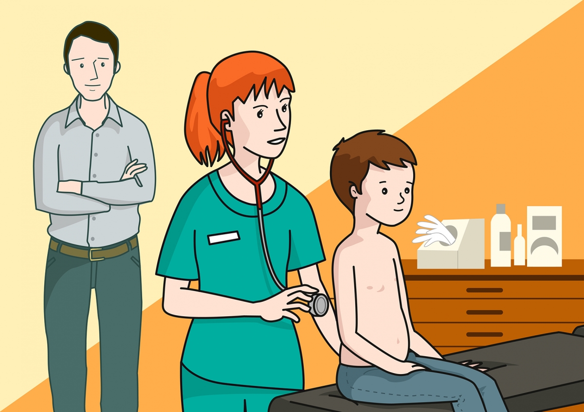 La enfermera ausculta al niño con un fonendoscopio