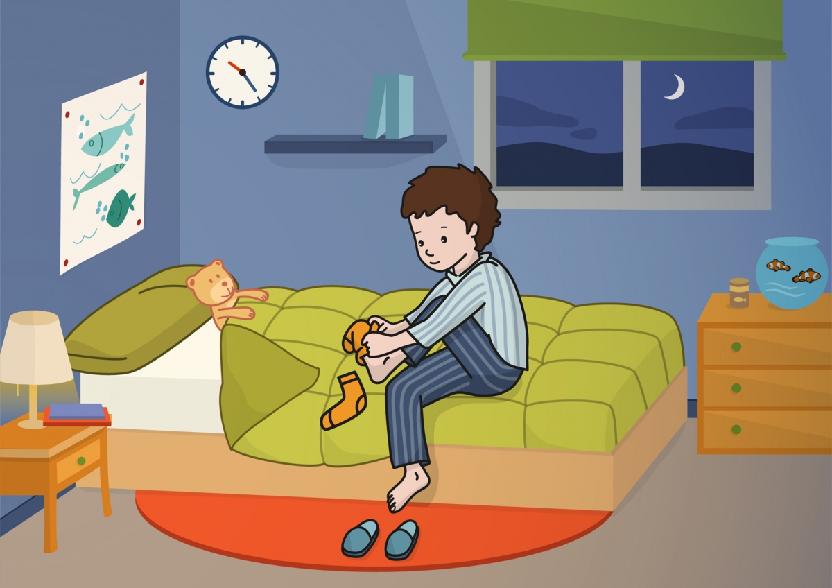 El niño se está acostando en la cama por la noche