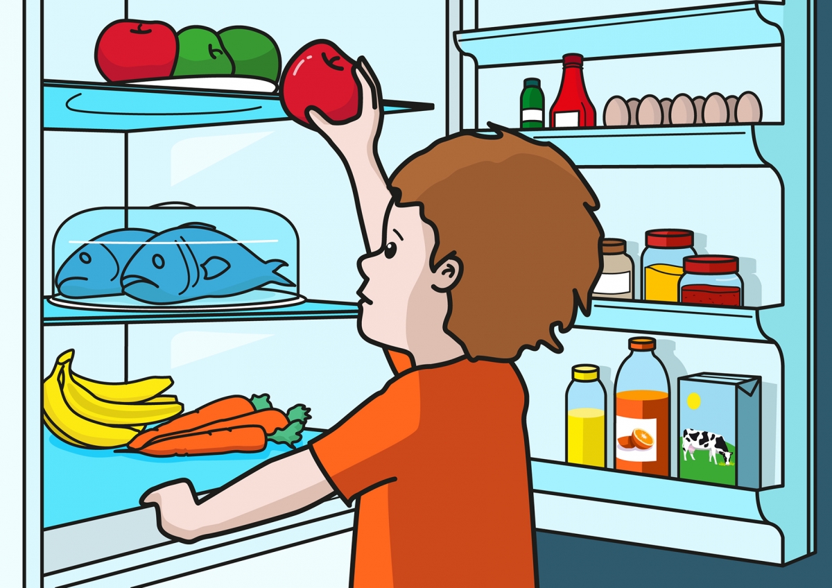 En la escena, se observa a un niño que está delante del frigorífico y cogiendo una manzana de una de sus estanterías.