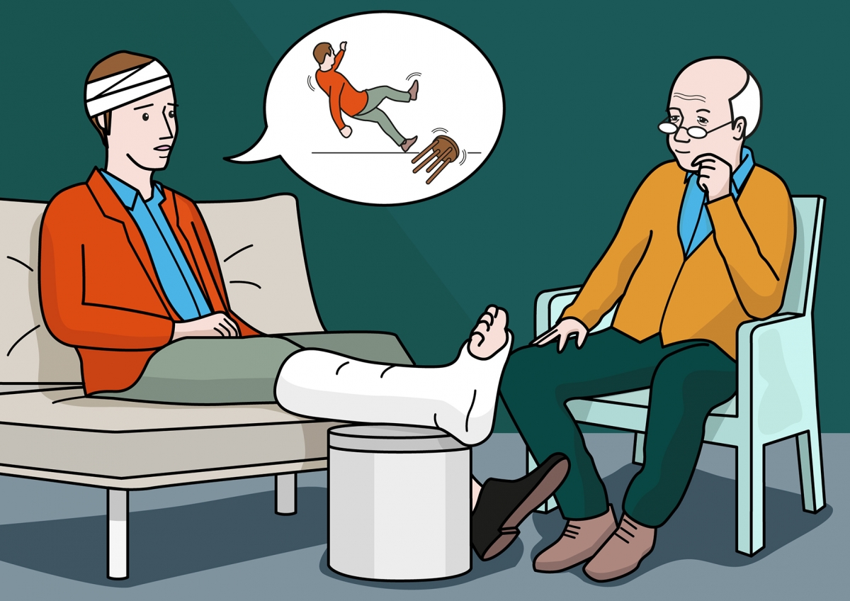 En la escena, se observa a un padre sentado en un sofá con la pierna escayolada y una herida en la cabeza contando a una persona mayor el accidente que ha sufrido y que le ha provocado estas heridas.