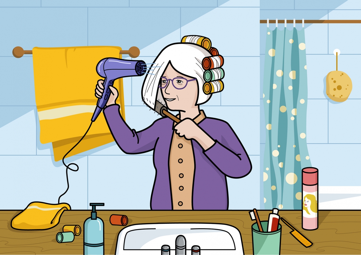 La abuela se seca el pelo con el secador