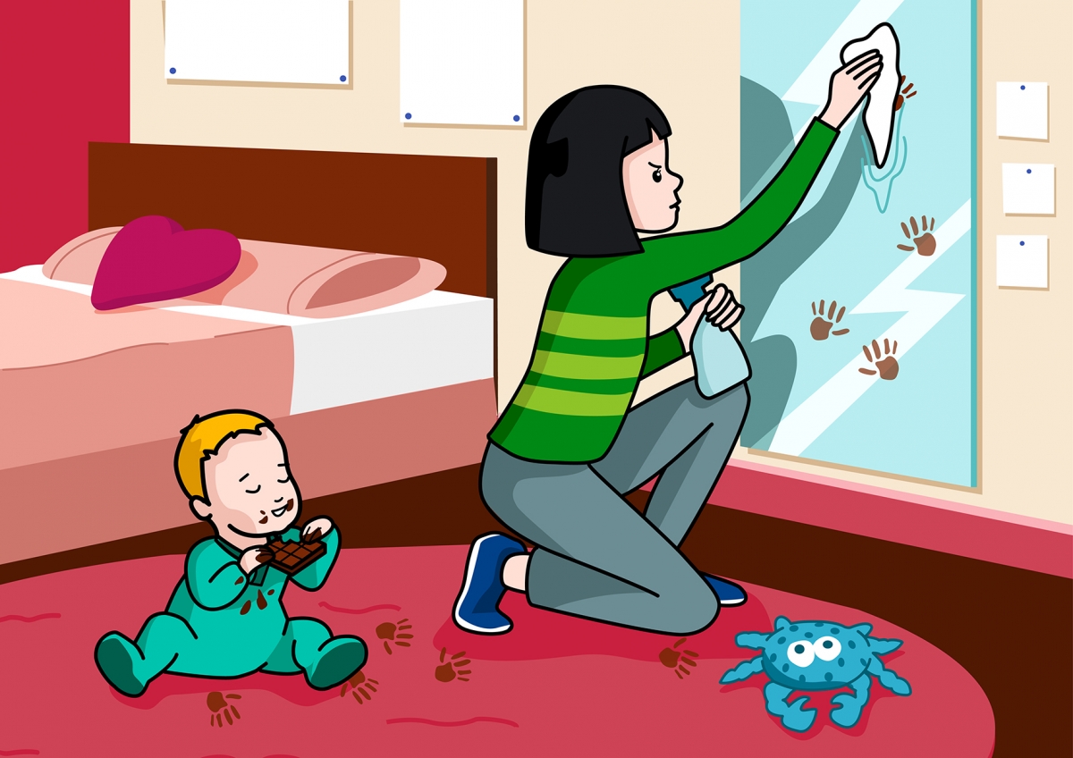 La niña limpia las manchas de un espejo