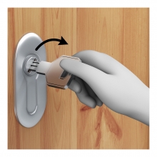Una mano abre una cerradura con una llave