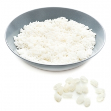 Imagen en la que se ve un plato azul que contiene granos de arroz