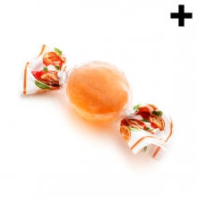 Imagen en la que se ve un caramelo de color naranja envuelto en plástico transparente