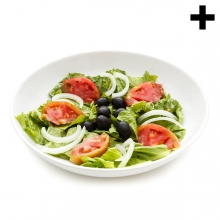 Imagen en la que se ve un plato de ensalada compuesta por lechuga, tomate, cebolla y olivas