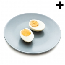 Imagen en la que se ve un plato con un huevo duro partido por la mitad y pelado