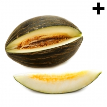 Imagen en la que se ve un melón abierto y una rodaja delante de él