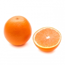 Imagen en la que se ve una naranja entera y media partida a su lado