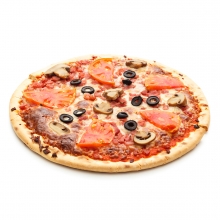 Imagen en la que se ve una pizza de olivas, champiñones y tomate ya cocinada