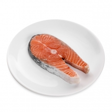 Imagen en la que se ve un plato con una rodaja de salmón