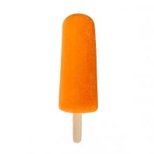 Imagen en la que se ve un helado de polo de naranja