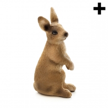 Imagen en la que se ve un conejo sentado sobre sus patas traseras de perfil