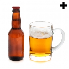 Imagen en la que se ve una botella de cerveza con una jarra a su lado con cerveza en su interior