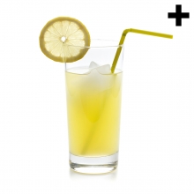 Imagen en la que se ve un vaso con limonada, una rodaja de limón en el borde y una pajita amarilla