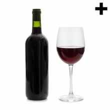 Imagen en la que se ve una botella y una copa con vino